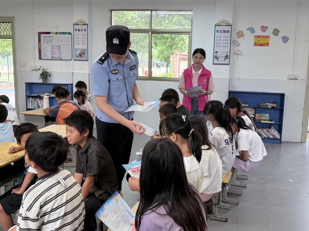 护航全镇中小学生平安度过暑期。1.jpg