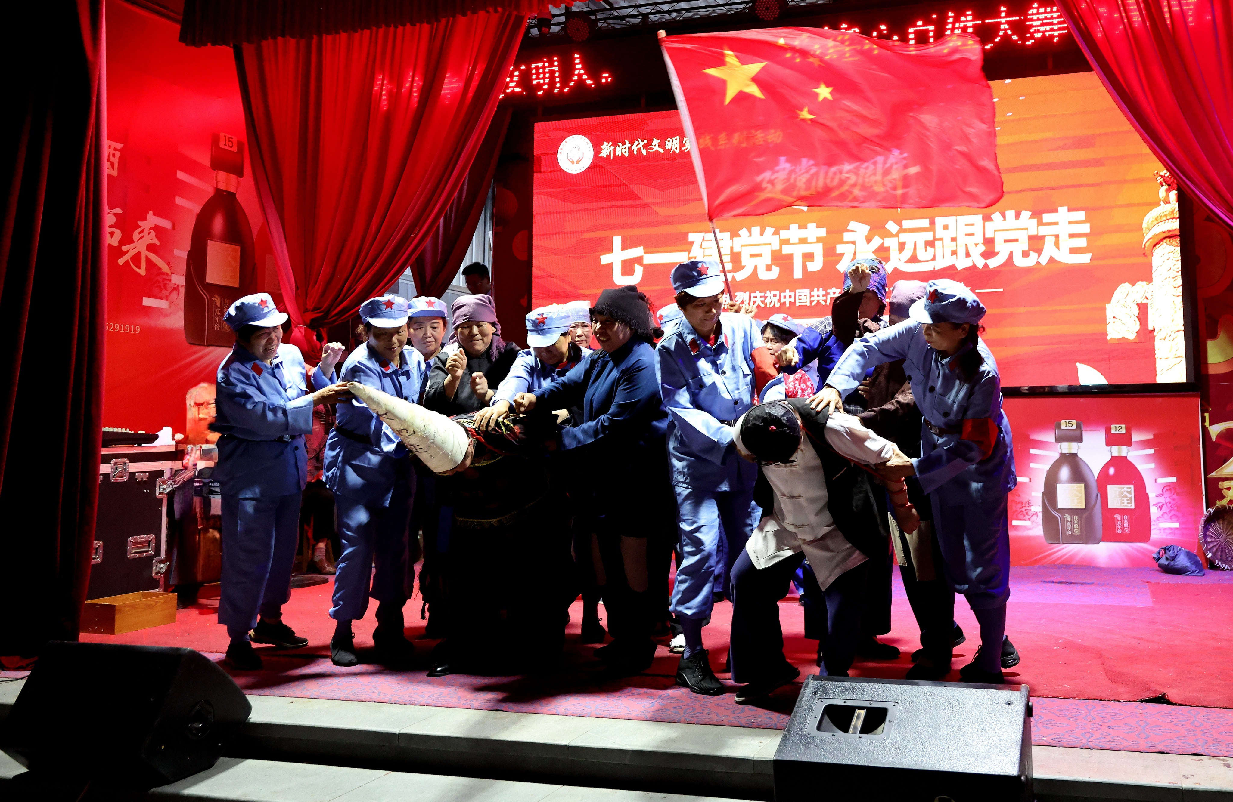 10、以情景剧的形式生动再现了中国共产党领导人民推翻压迫、翻身求解放的峥嵘岁月。A92A3751.JPG