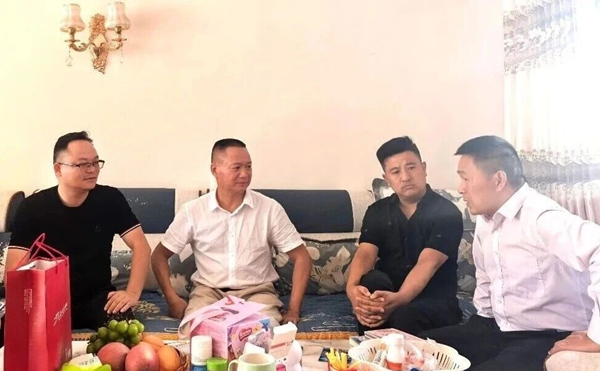 慰问老党员教师现场.jpg