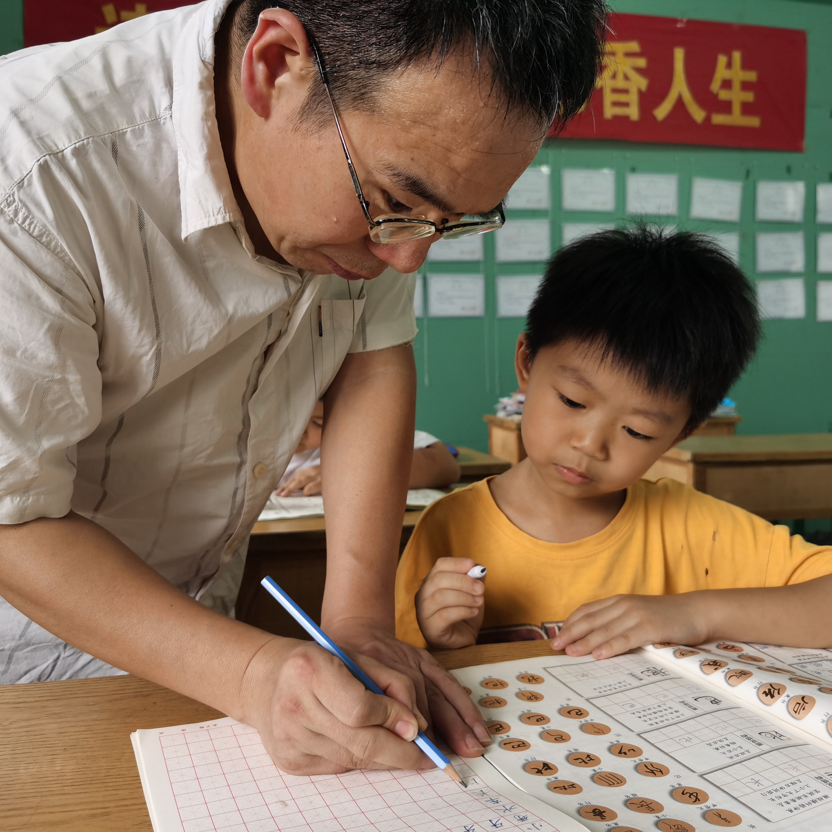 1783343181641014.jpg 6、2020年7月22日,秦翔在临泉县翰林硬笔书法培训中心指导孩子学习硬笔执笔和书写方法。IMG_20200722_143304.jpg