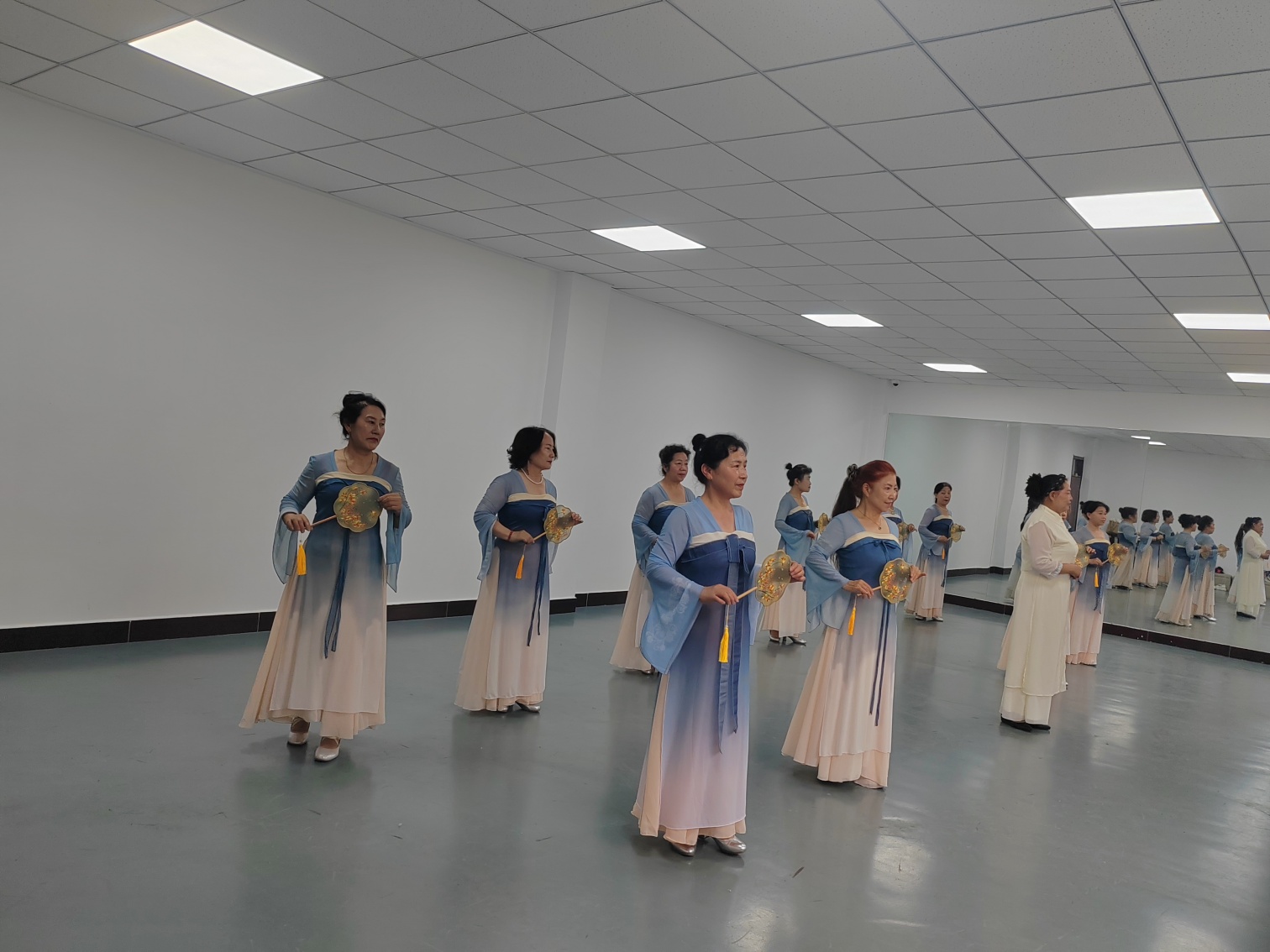 西城街道如意东社区“汉服翩跹展风采，国风雅韵润民心”活动照片1_副本.jpg