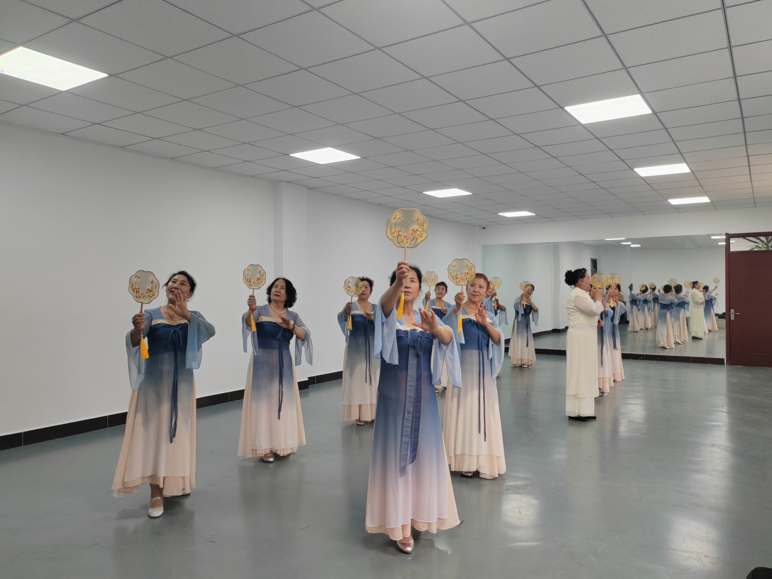 西城街道如意东社区“汉服翩跹展风采，国风雅韵润民心”活动照片2_副本.jpg