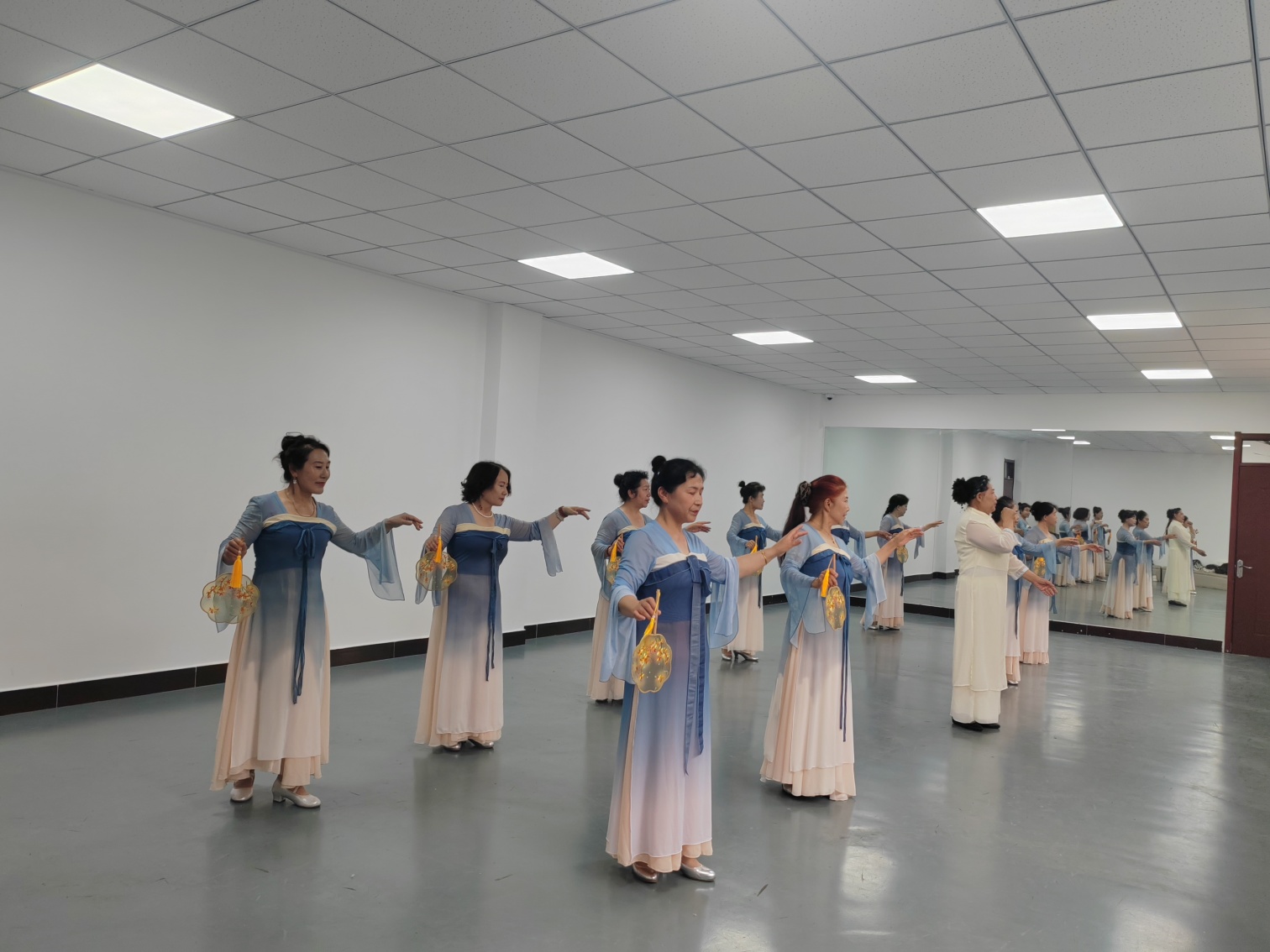 西城街道如意东社区“汉服翩跹展风采，国风雅韵润民心”活动照片3_副本.jpg