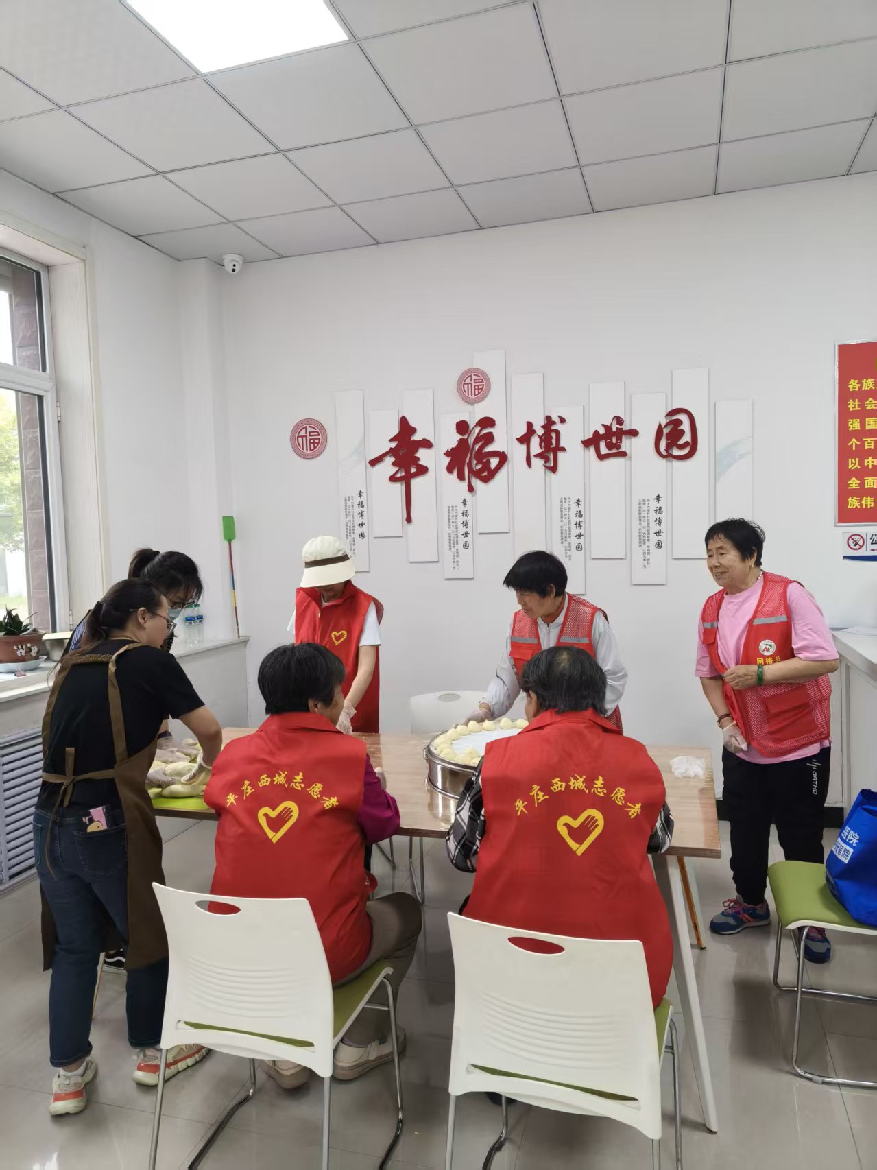 1783564995294343.jpg 西城街道博士园社区“巧手蒸花样馒头,温情邻里暖人心”活动照片1.jpg
