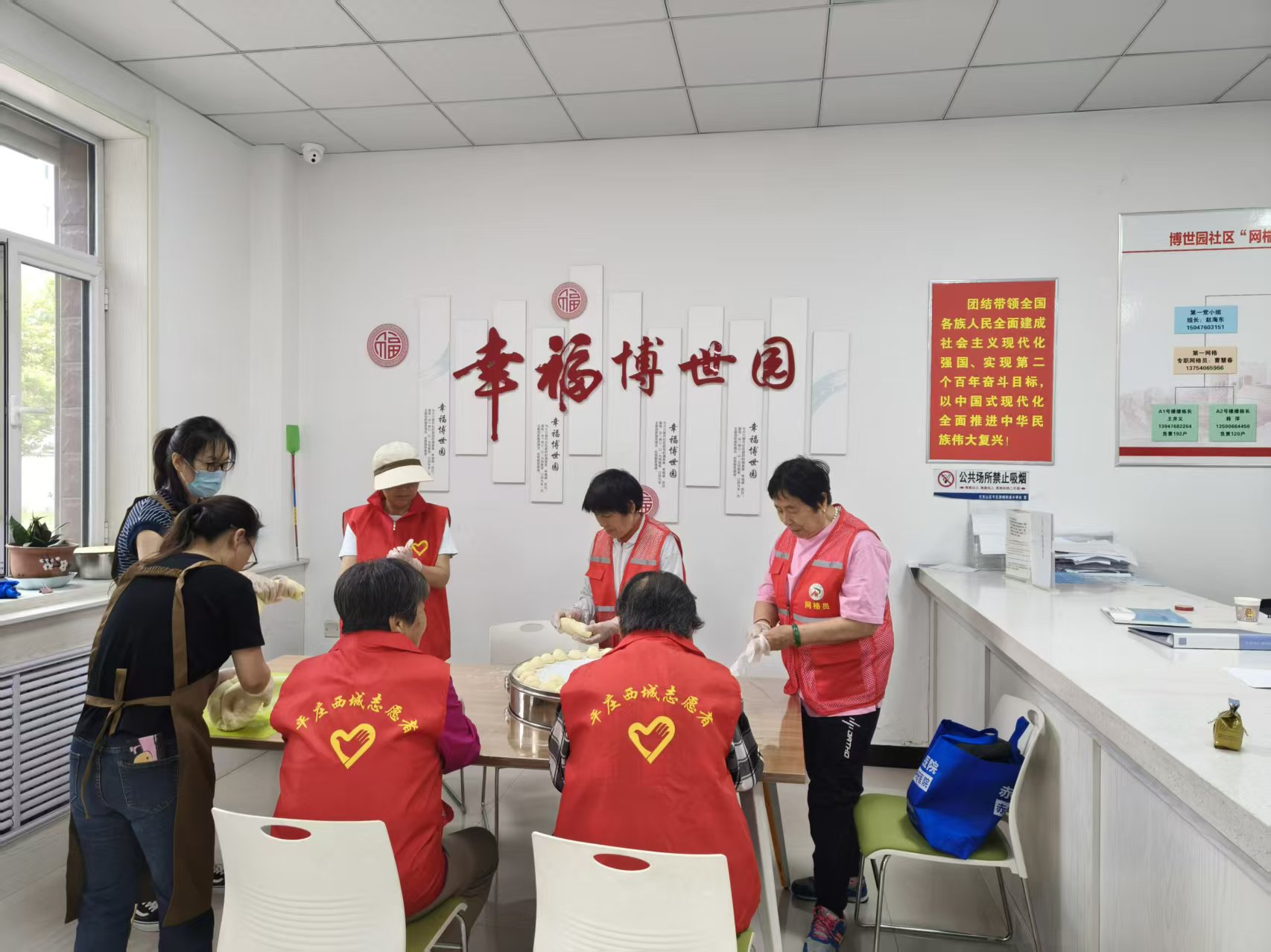1783565030838148.jpg 西城街道博士园社区“巧手蒸花样馒头,温情邻里暖人心”活动照片2.jpg