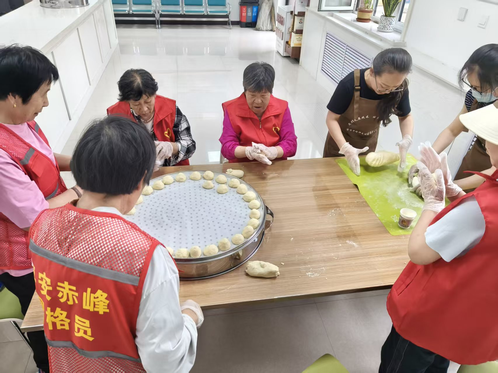 1783565049254960.jpg 西城街道博士园社区“巧手蒸花样馒头,温情邻里暖人心”活动照片3.jpg