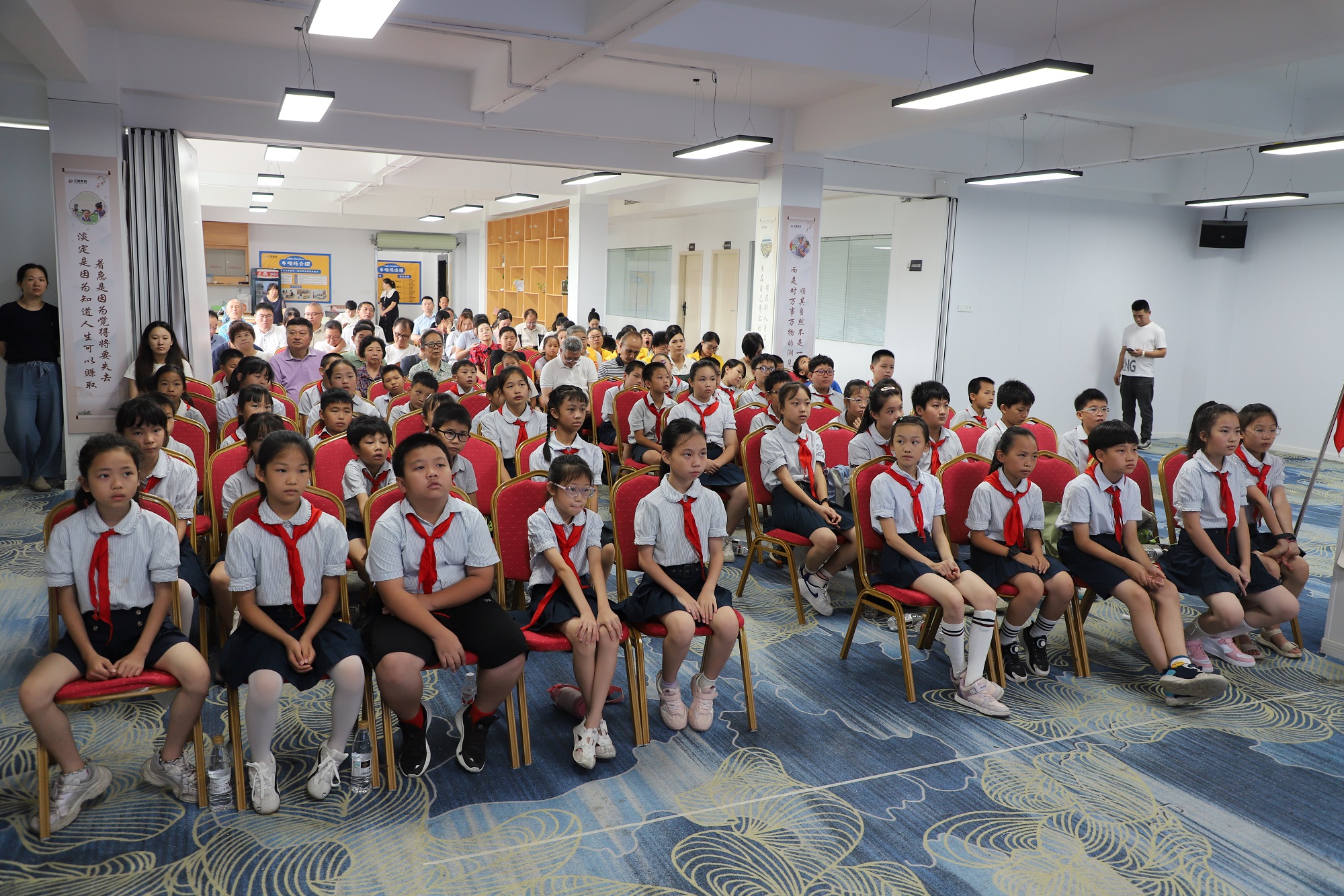 参加活动的青少年和“五老”.jpg