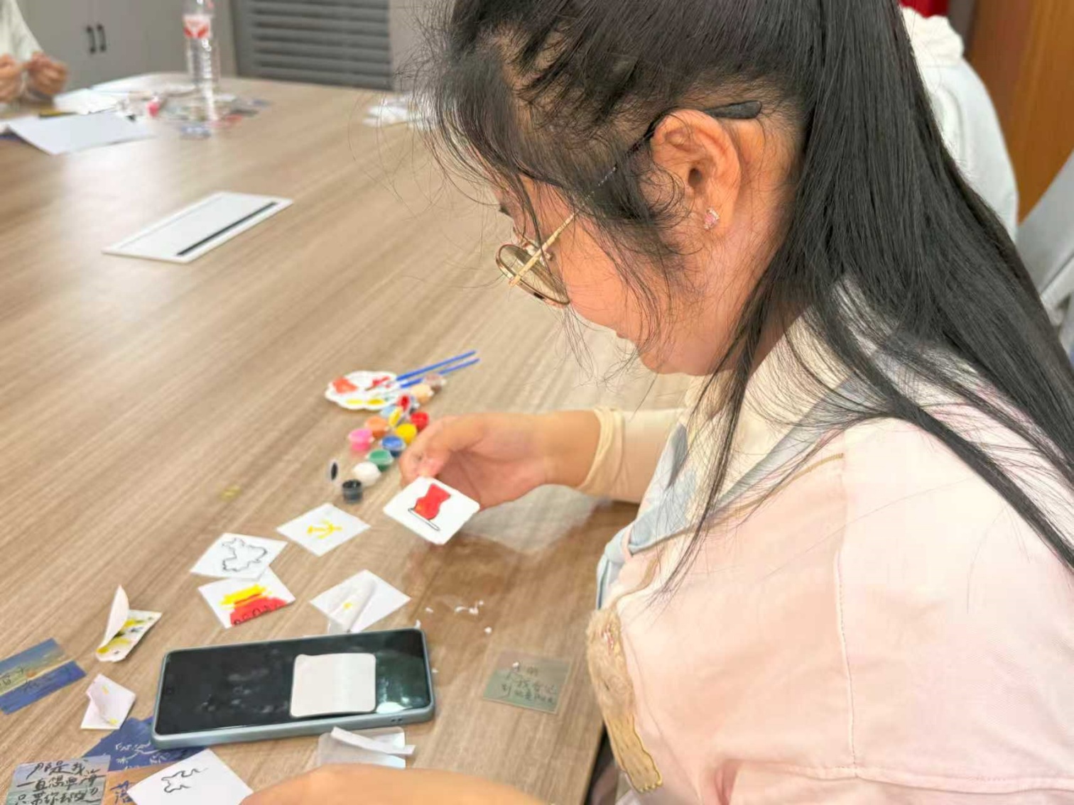 1784597786381765.jpg 西城街道御龙湾社区关工委“自制红色冰箱贴,传承爱国赤子心”青少年手工制作活动照片6_副本.jpg