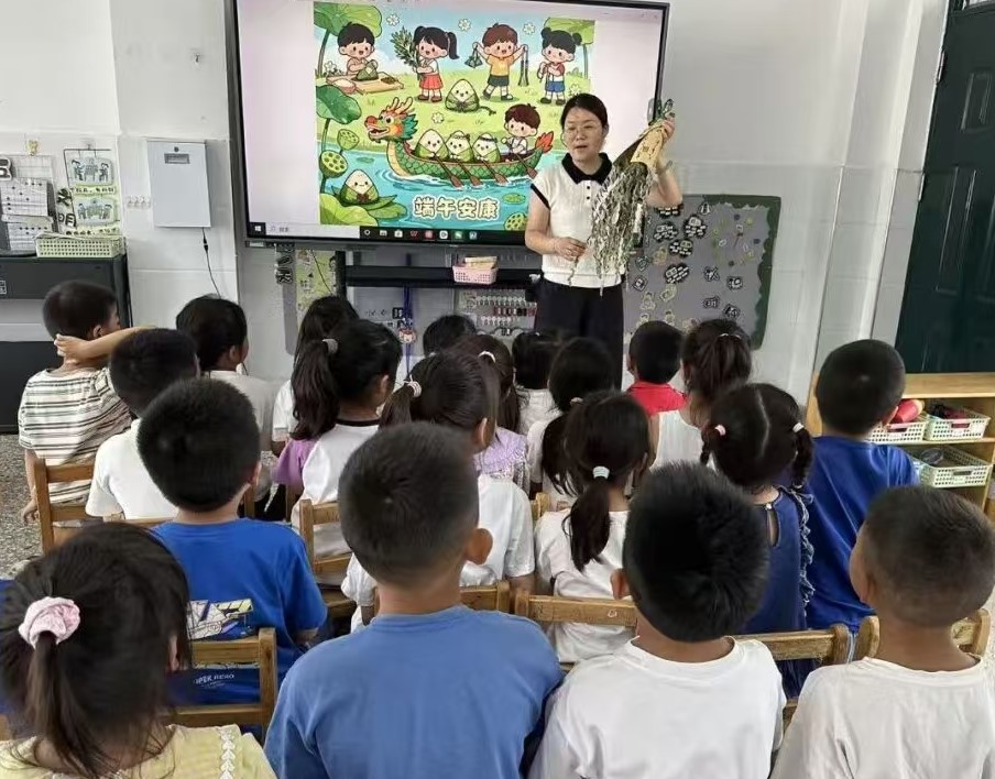 童手撷艾迎端午 清香稚趣润童心——江苏省徐州市铜山区单集镇关工委联合贺庄幼儿园举办端午艾草煮鸡蛋活动