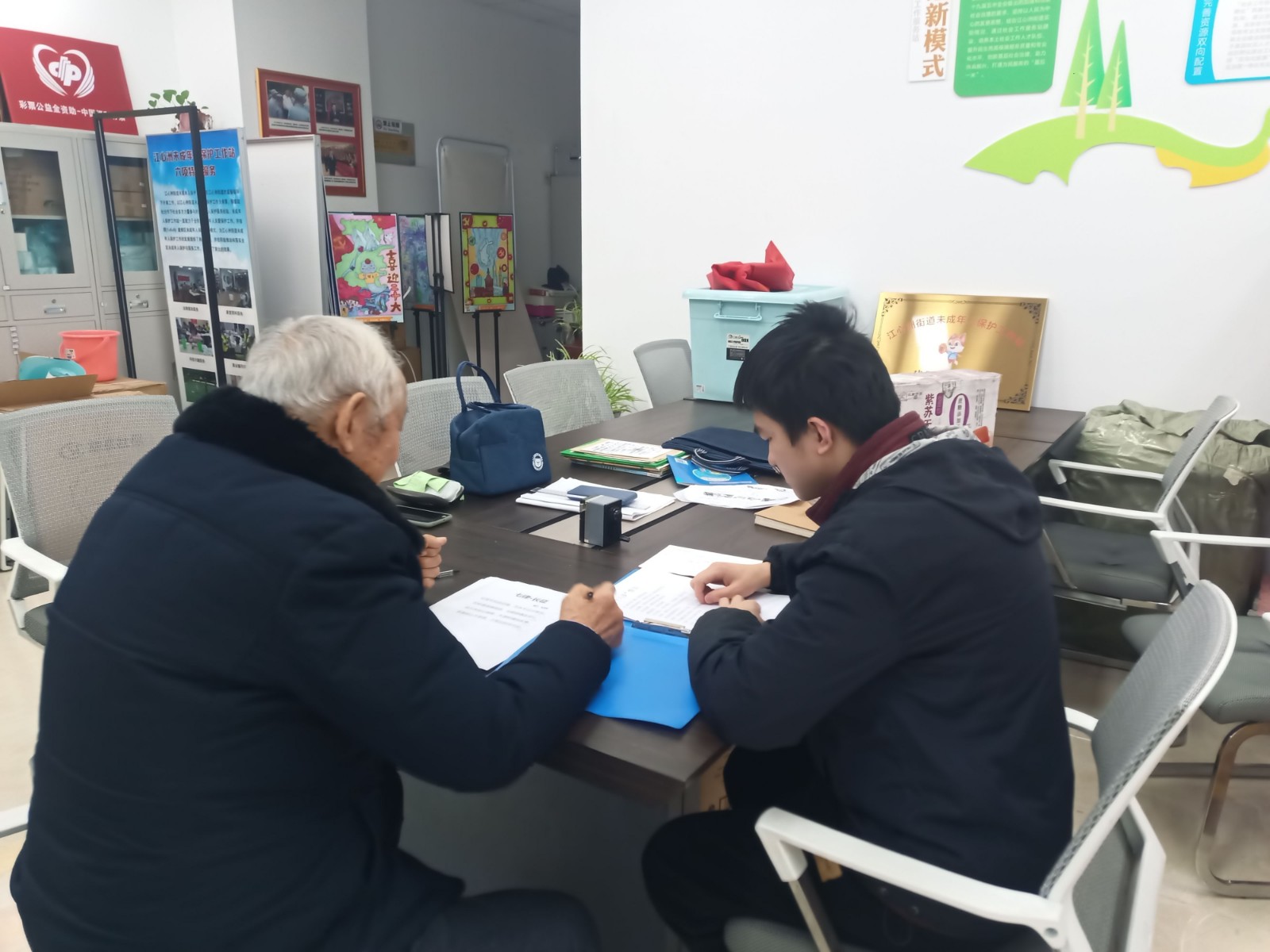 1736153811312849.jpg “五老”志愿者之一正陪伴小超(图片由被采访对象提供).jpg