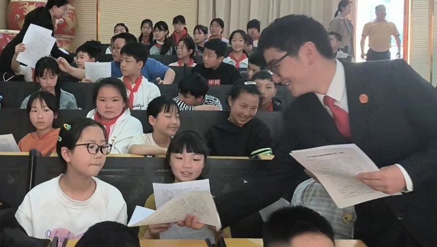 四川省雅安市宝兴县开展“远离侵害 守护花开”法治公开课
