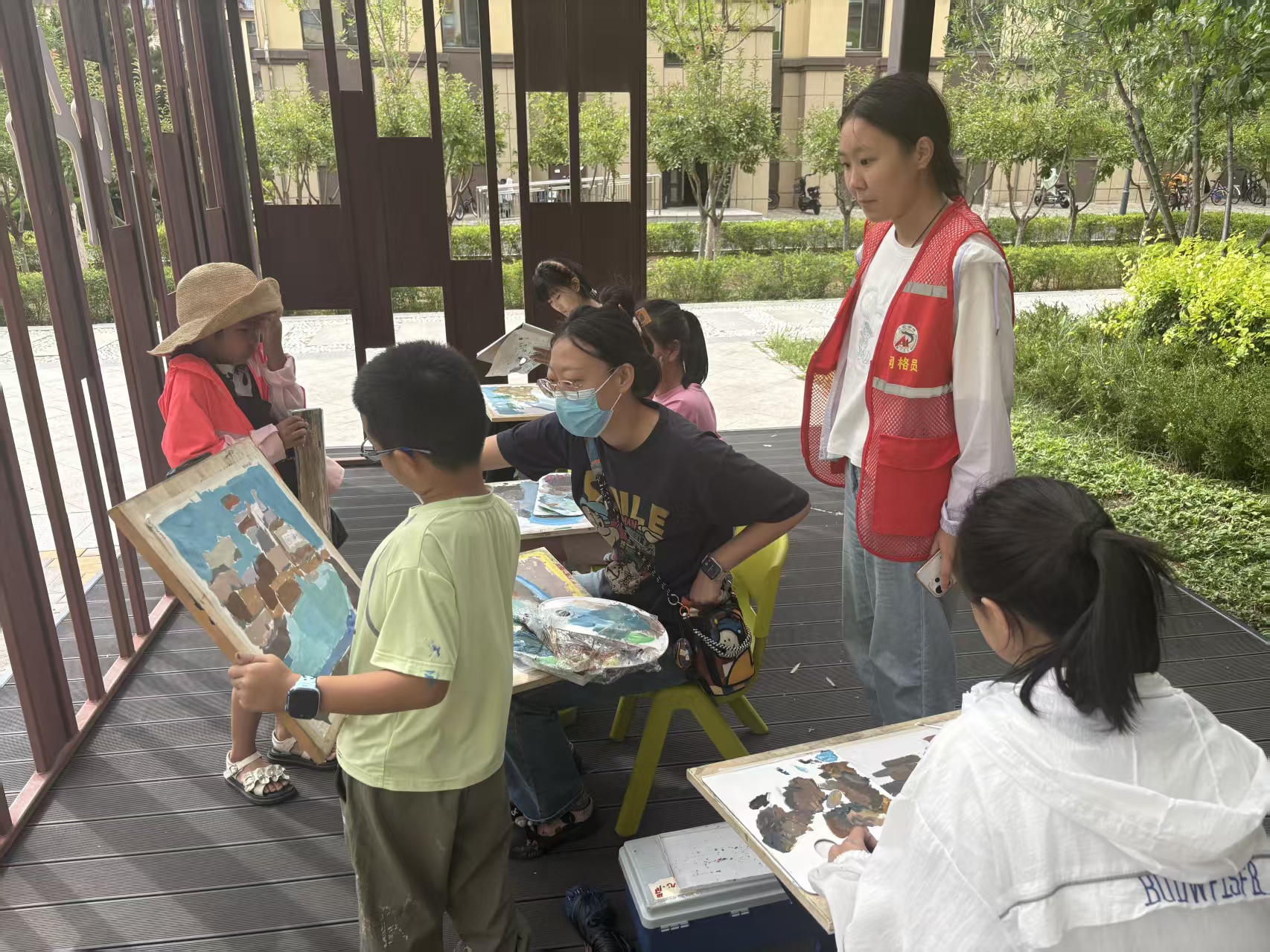 妙笔绘就家园景 童心尽展社区美——内蒙古赤峰市元宝山区西城街道新景四季东社区关工委开展青少年绘画活动