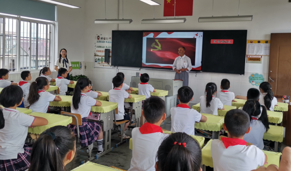 银发映红第一课 薪火相传“五老”情——江苏省南通市如东县曹埠镇“开学第一课”活动侧记