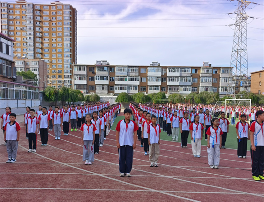 飒爽路队显素养 文明筑梦向未来——内蒙古赤峰市元宝山区平矿二小关工委开展秋季开学路队评比活动