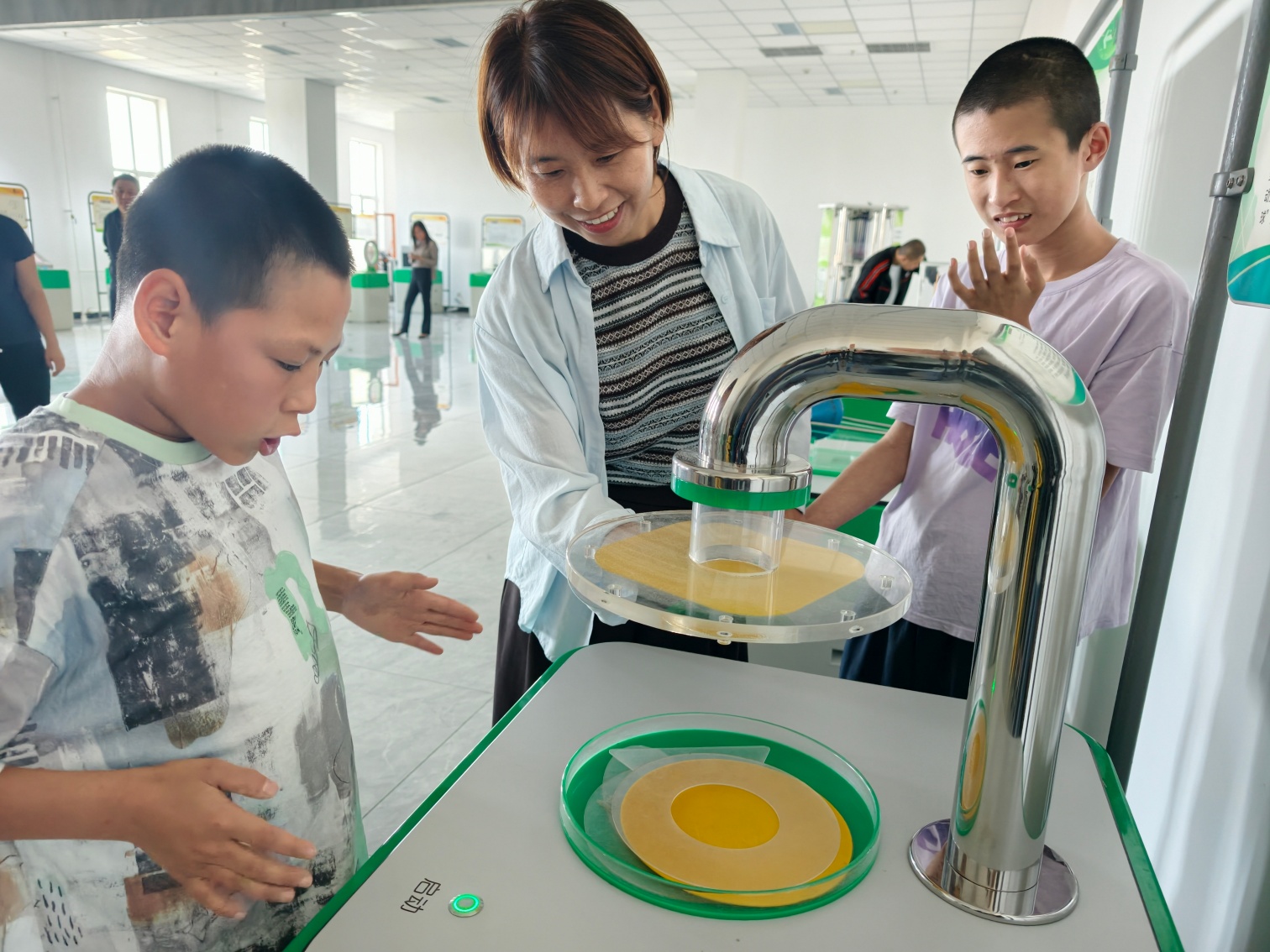 科技逐梦暖童心 星光少年向未来——内蒙古赤峰市元宝山区草原蓝哈达协会关工委组织特殊儿童夏令营活动