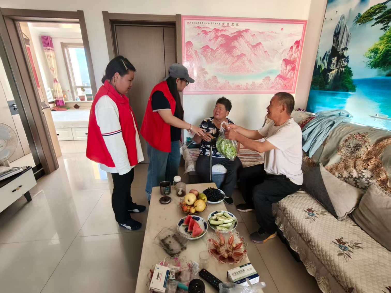 育苗鲜蔬送家门 温情关怀暖人心——内蒙古赤峰市元宝山区西城街道新景四季东社区关工委开展助老服务