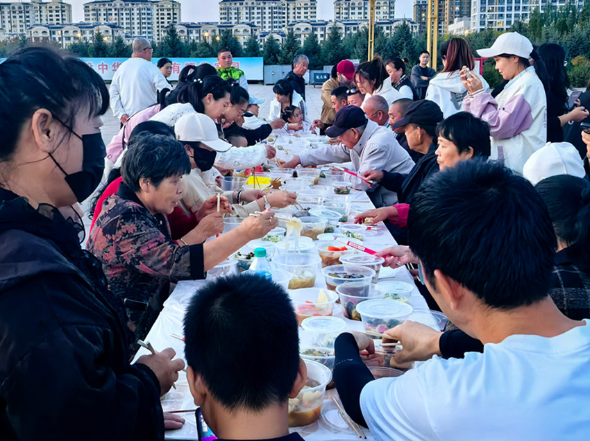 桂香迎满月 烟火暖邻里——内蒙古赤峰市元宝山区西城街道御龙湾社区关工委举办中秋系列暖心活动