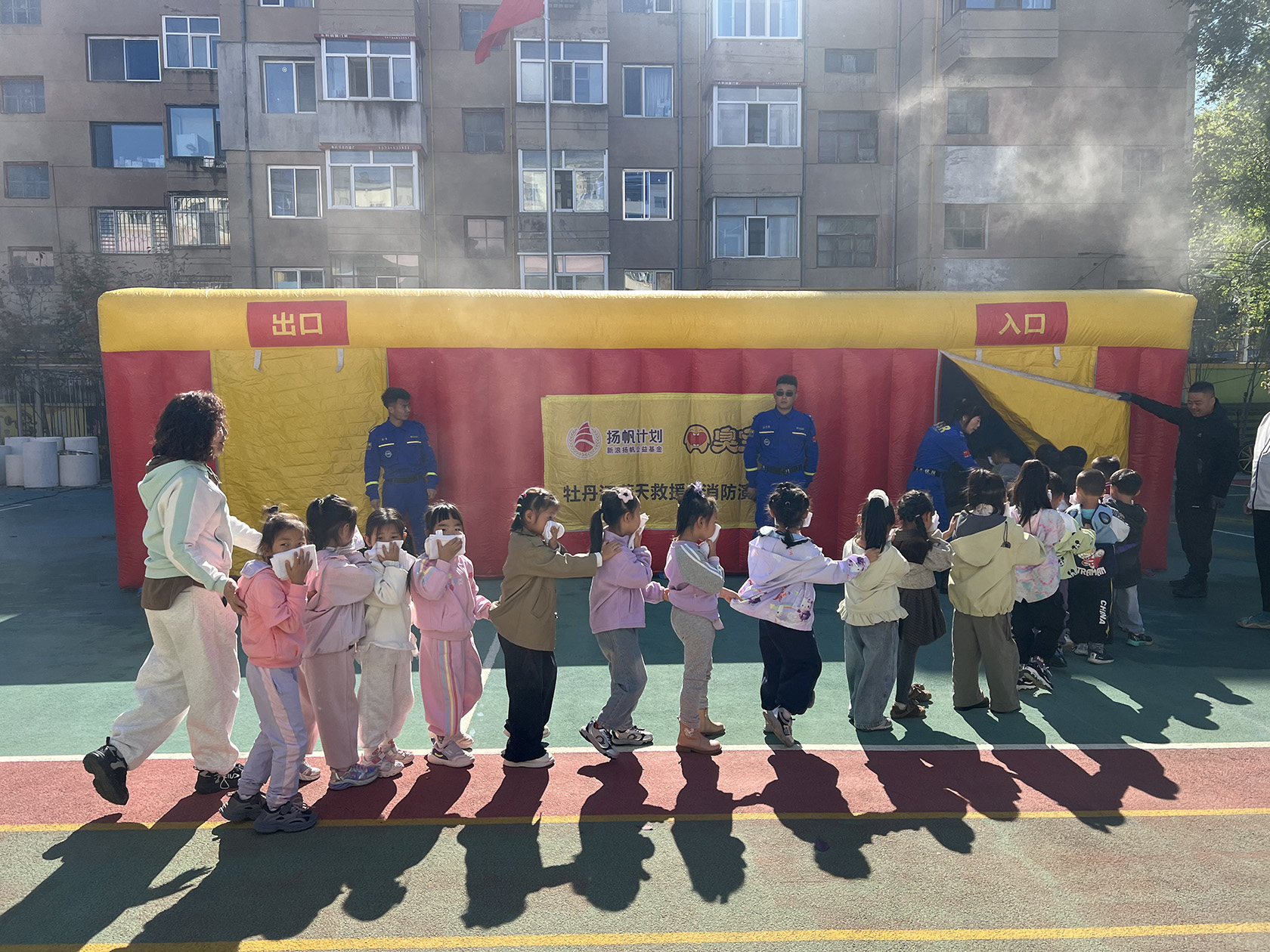 【以练筑防】牡丹江市教育第三幼儿园关工委：消防安全润童心 实战演练护平安——联合蓝天救援队开展消防知识培训及应急疏散演练