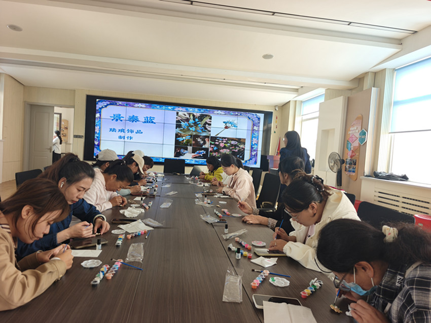 铜丝凝古韵  釉色贺华诞——内蒙古赤峰市元宝山区城区街道天山社区关工委开展非遗手工制作培训活动