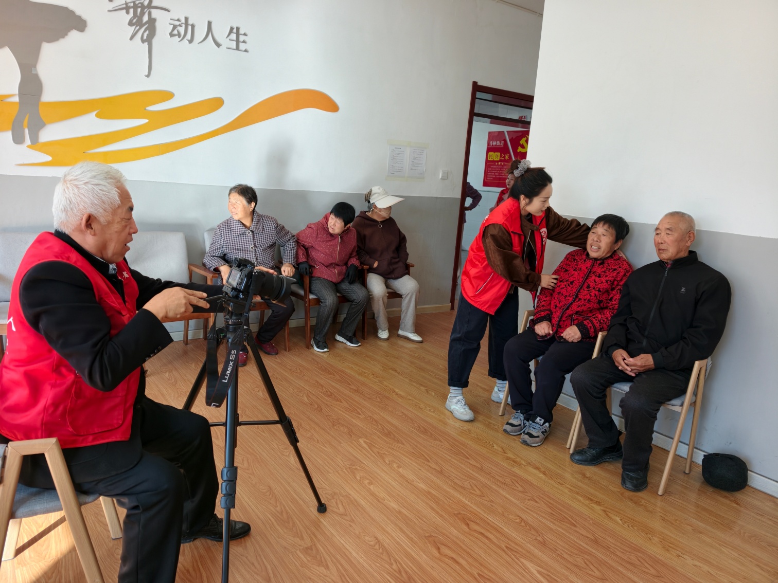 定格重阳温情 传承敬老美德——内蒙古赤峰市元宝山区马林街道林山社区关工委开展重阳公益摄影活动