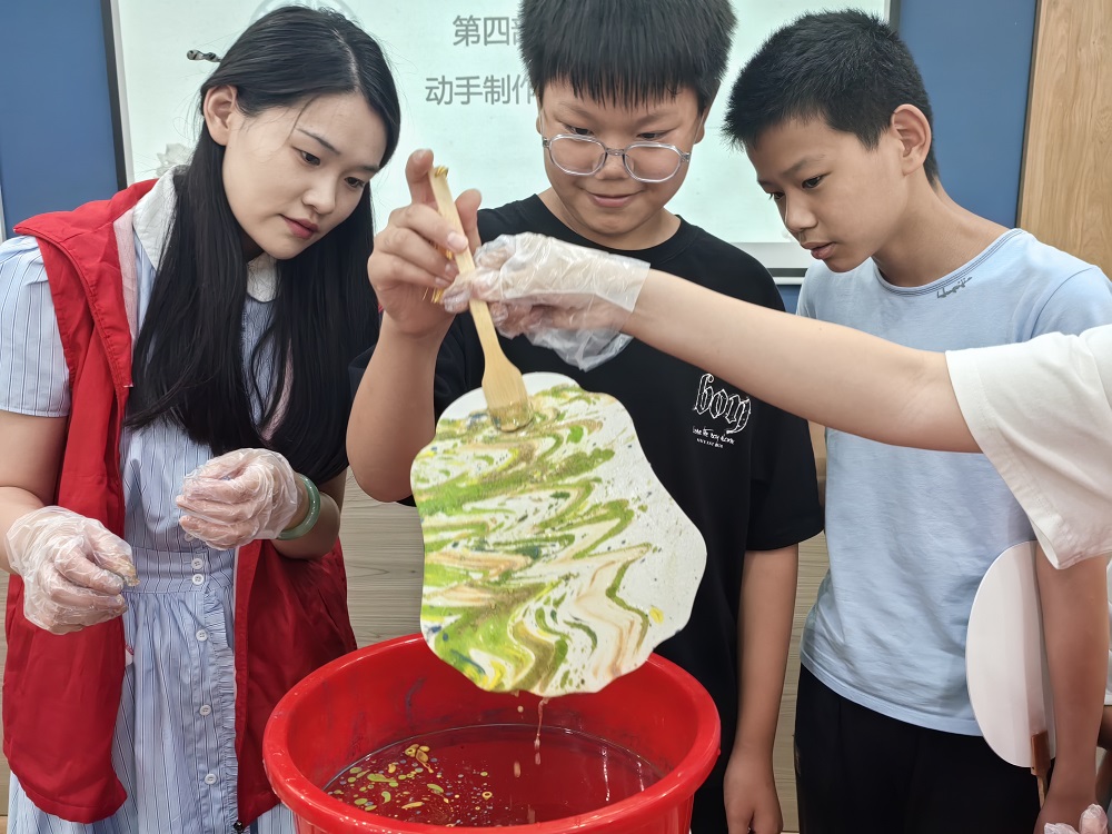 传承非遗 点亮童心——中石化江苏油田关工委开展青少年暑期关爱活动