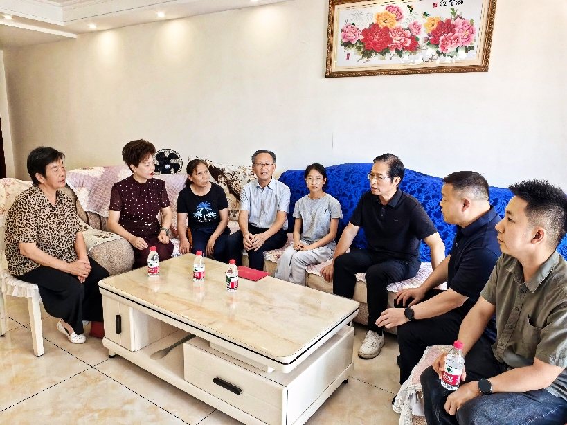 情暖求学路 助圆学业梦——四川自贡市关工委、基金会等领导走访慰问贫困大学新生