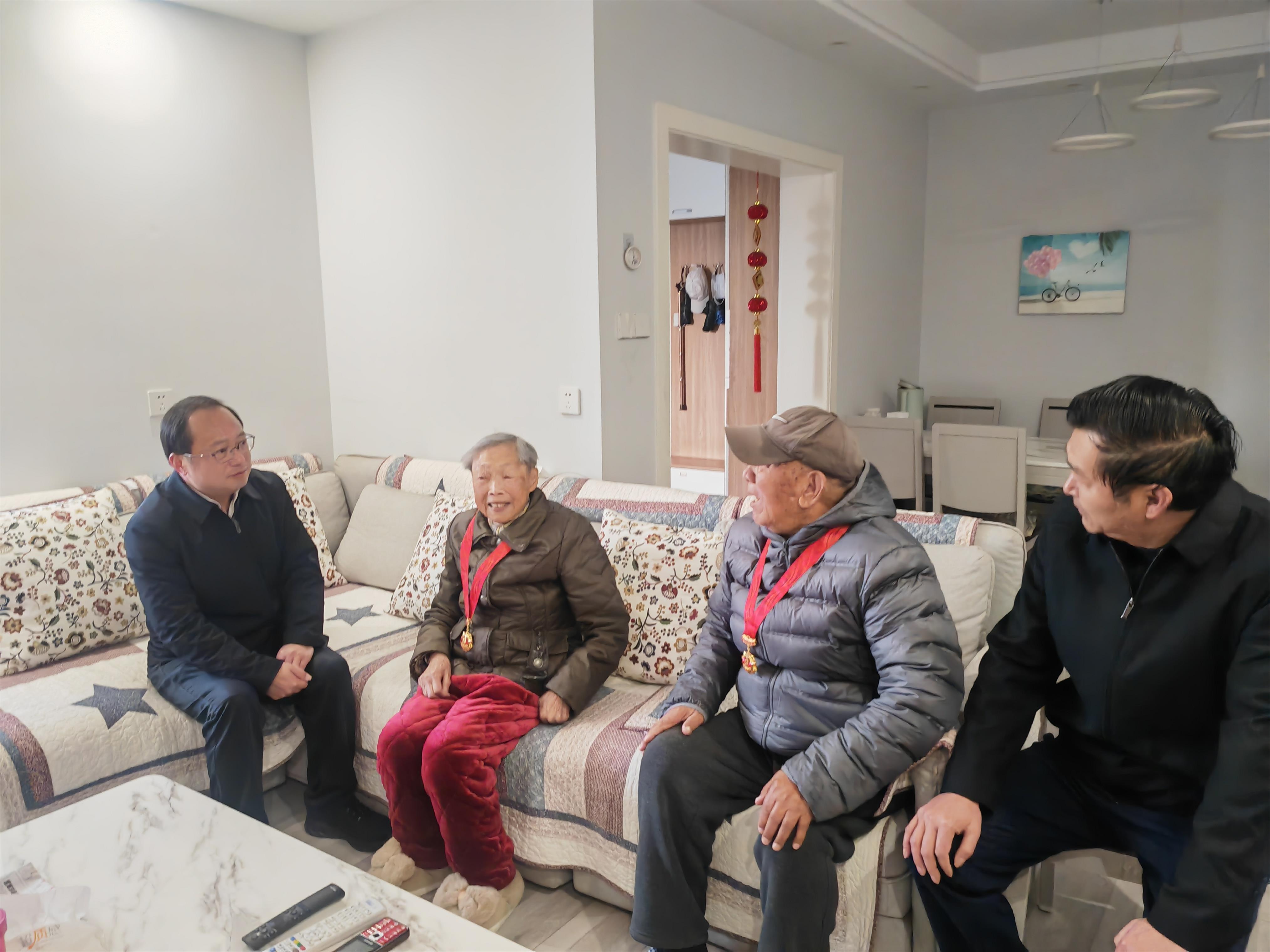 西昌市开展新春走访慰问老干部活动