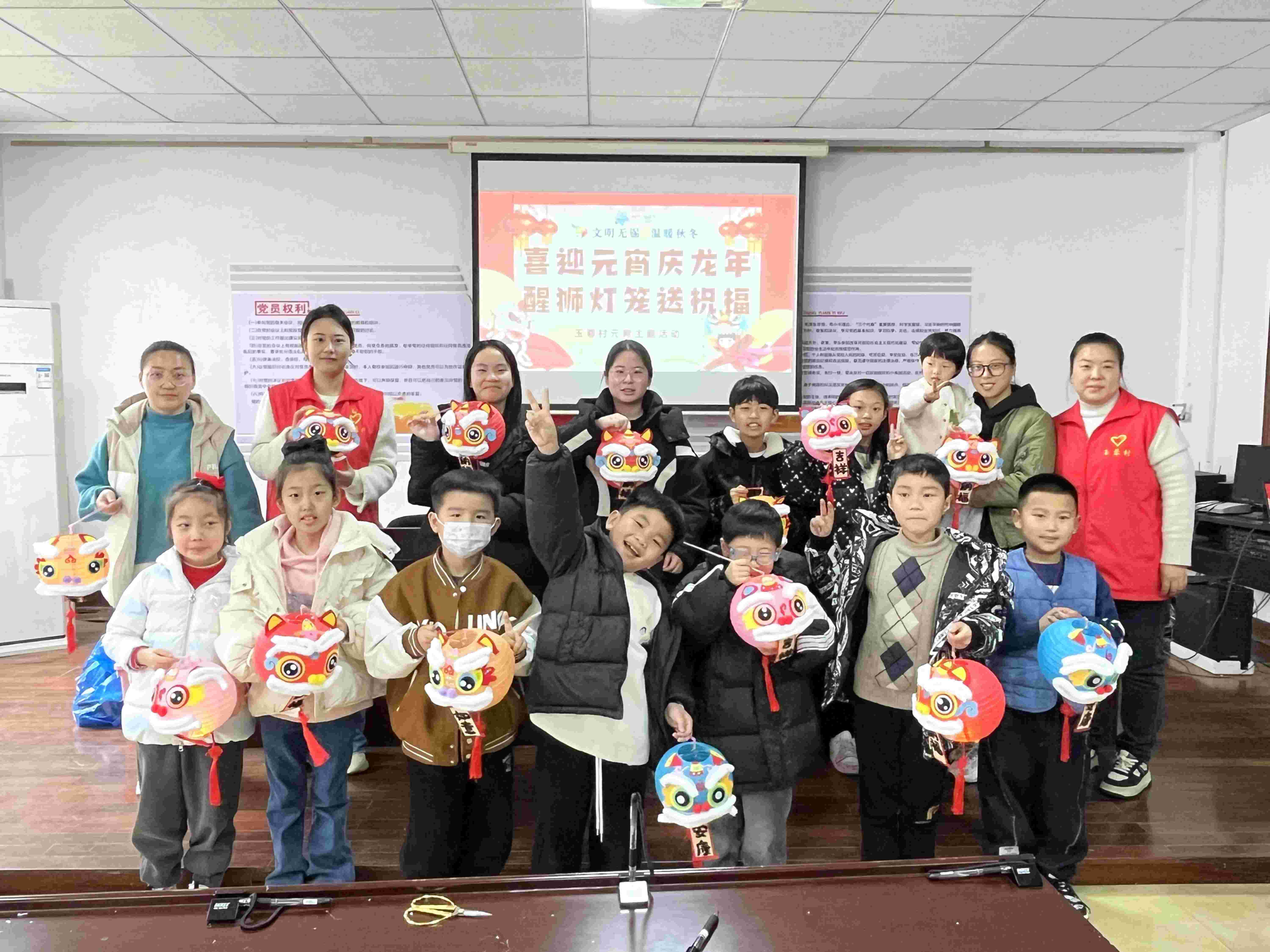 江苏省无锡市惠山区玉祁街道玉蓉村关工委：喜迎元宵庆龙年，醒狮灯笼送祝福