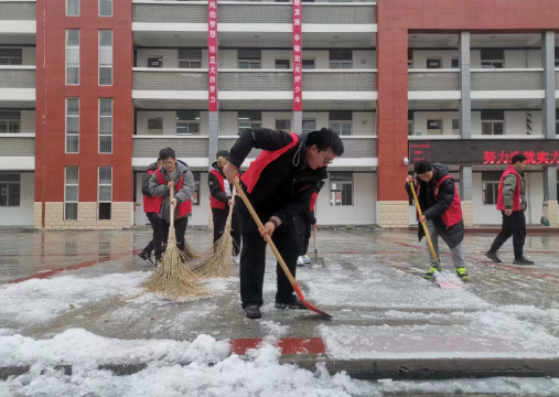 安徽省合肥市肥东县白龙学校关工委：铲雪除冰保平安 安全护航迎开学