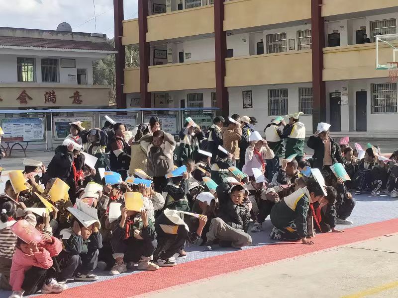 四川省凉山州盐源县关工委和县教体局关工委开展新学期防震减灾、消防安全应急疏散演练