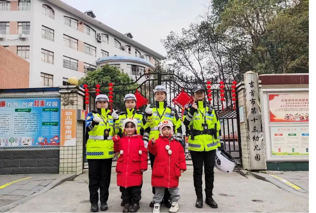 湖南省吉首市公安局关工委：开学季！吉首交警“硬核护航”