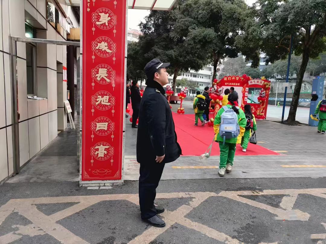 湖南省吉首市城市管理和综合执法局关工委：“城管蓝”站好护学岗 当好“护学者”