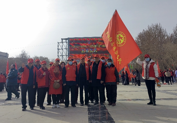 喀什地区泽普县老干部掀起“与‘锋’同行”学雷锋志愿服务活动热潮