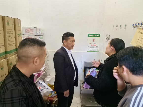 四川省凉山州喜德县关工委开展校园食品安全督导工作
