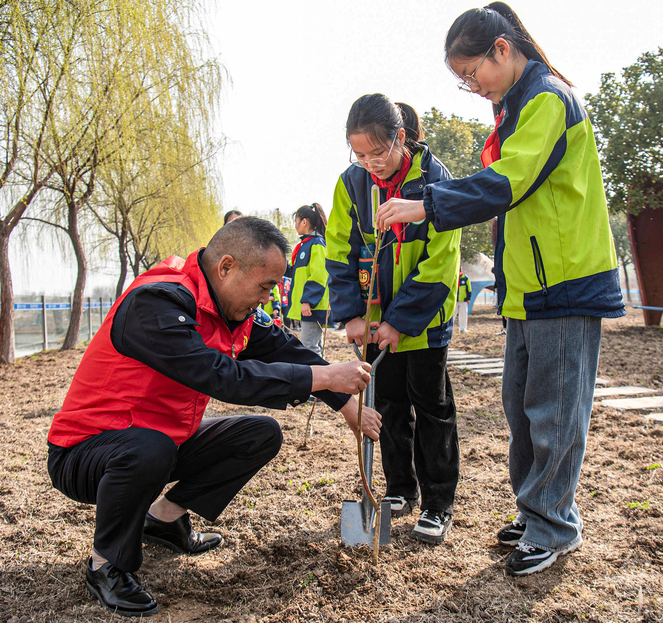 安徽省巢湖市夏阁镇夏阁社区关工委：义务植树共建绿色家园