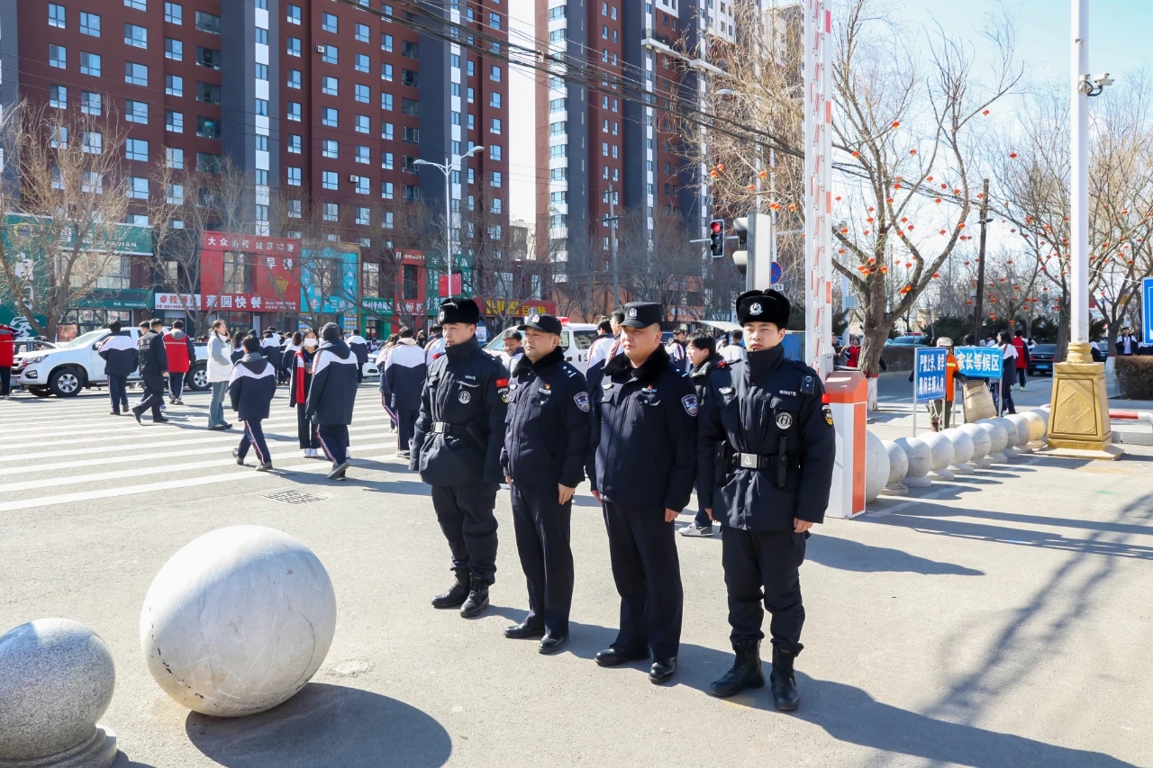 吉林省镇赉县公安局关工委：全警”护学岗”安全有保障