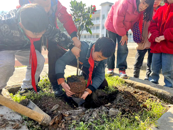 湖南省湘西土家族苗族自治州保靖县比耳学校关工委：“勤植树，护环境，美大地”社区活动