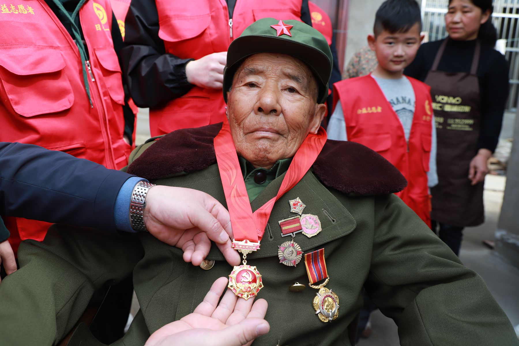 安徽省阜南县为九旬老兵送上生日祝福