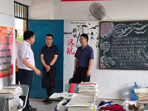凉山州宁南县关工委调研指导宁南职校近期重点工作