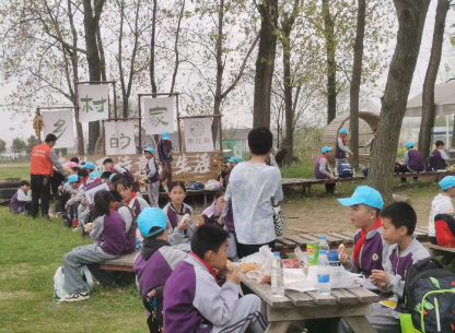 安徽省合肥市肥东县白龙镇关工委开展“走近自然 大手牵小手”户外拓展活动