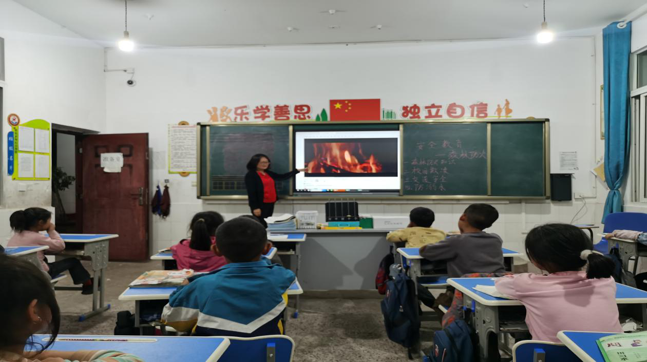 四川凉山州甘洛县关工委进校园开展护林防火宣传活动