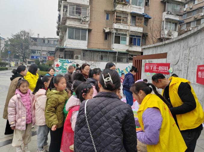 成都市金牛区青羊北路社区关工委开展“红色领航，绿色生活”垃圾分类活动