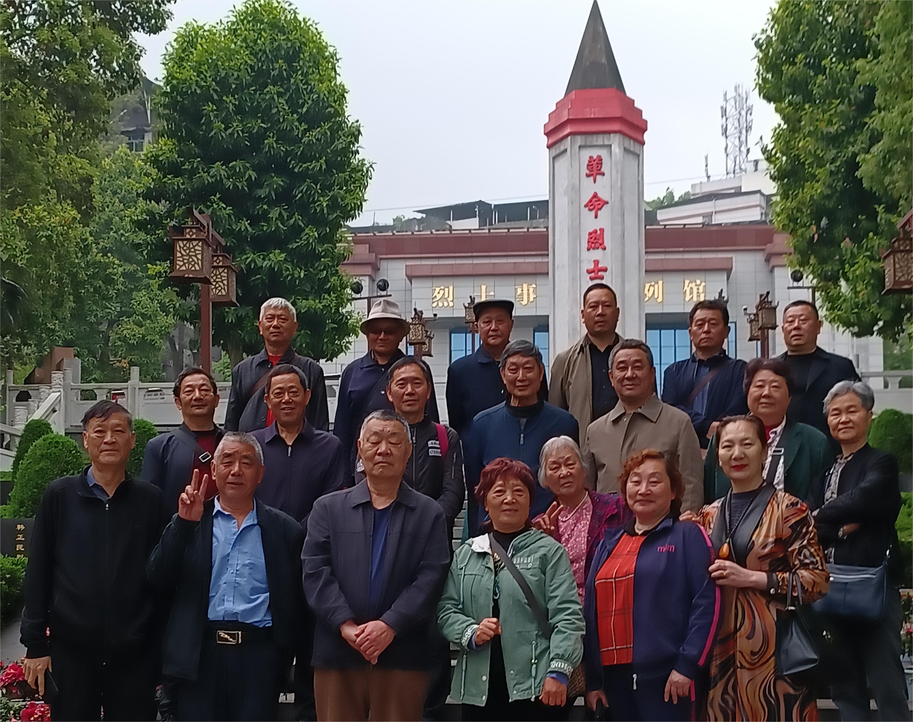 泸州市龙马潭区罗汉街道关工委组织五老志愿者开展祭奠英烈活动
