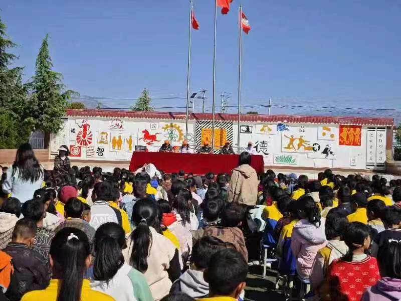 四川省凉山州盐源县关工委组织县司法局到棉桠小学开展“关爱明天、普法先行”法治宣传活动