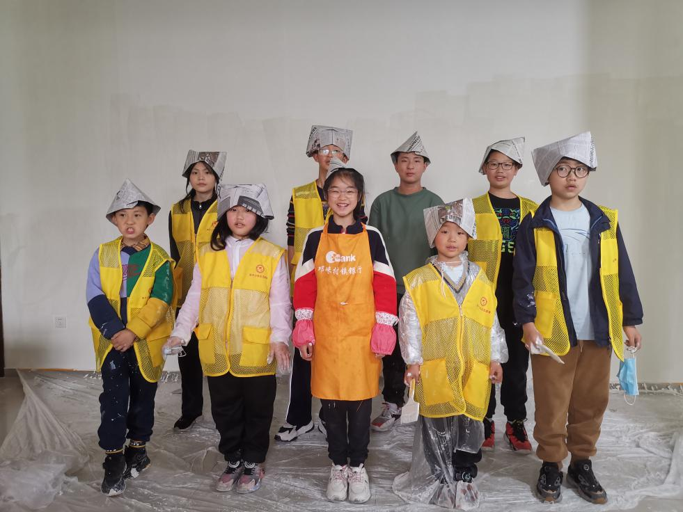 成都市金牛区洞子口社区关工委开展青少年综合实践公益教育——“小小粉刷匠”活动