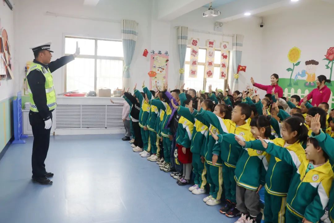 甘肃省天水市张家川县关工委联合县交警队深入乡村、幼儿园开展交通安全宣传活动