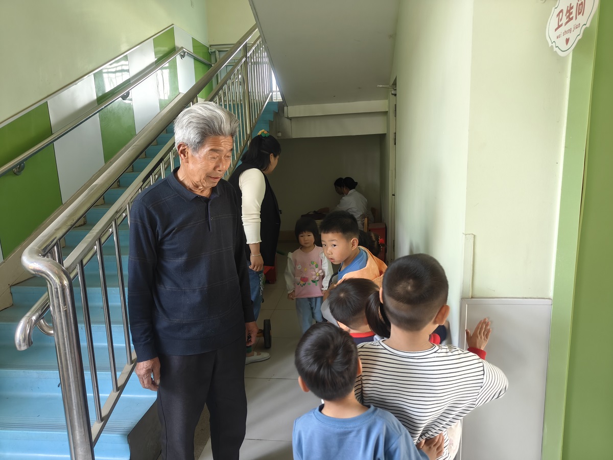 守护“睛”彩世界 点亮“光”明未来——徐州经开区徐庄镇张家村关工委联合卫生院为幼儿进行视力检测