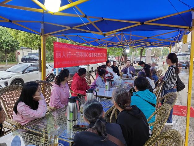 成都市金牛区车站社区关工委开展“巧手慧心 珠串琳琅”活动