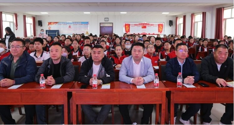两法走进校园、共护祖国花朵 ——内蒙古赤峰市元宝山区蓝哈达协会关工委和相关部门开展“两法”进校园活动
