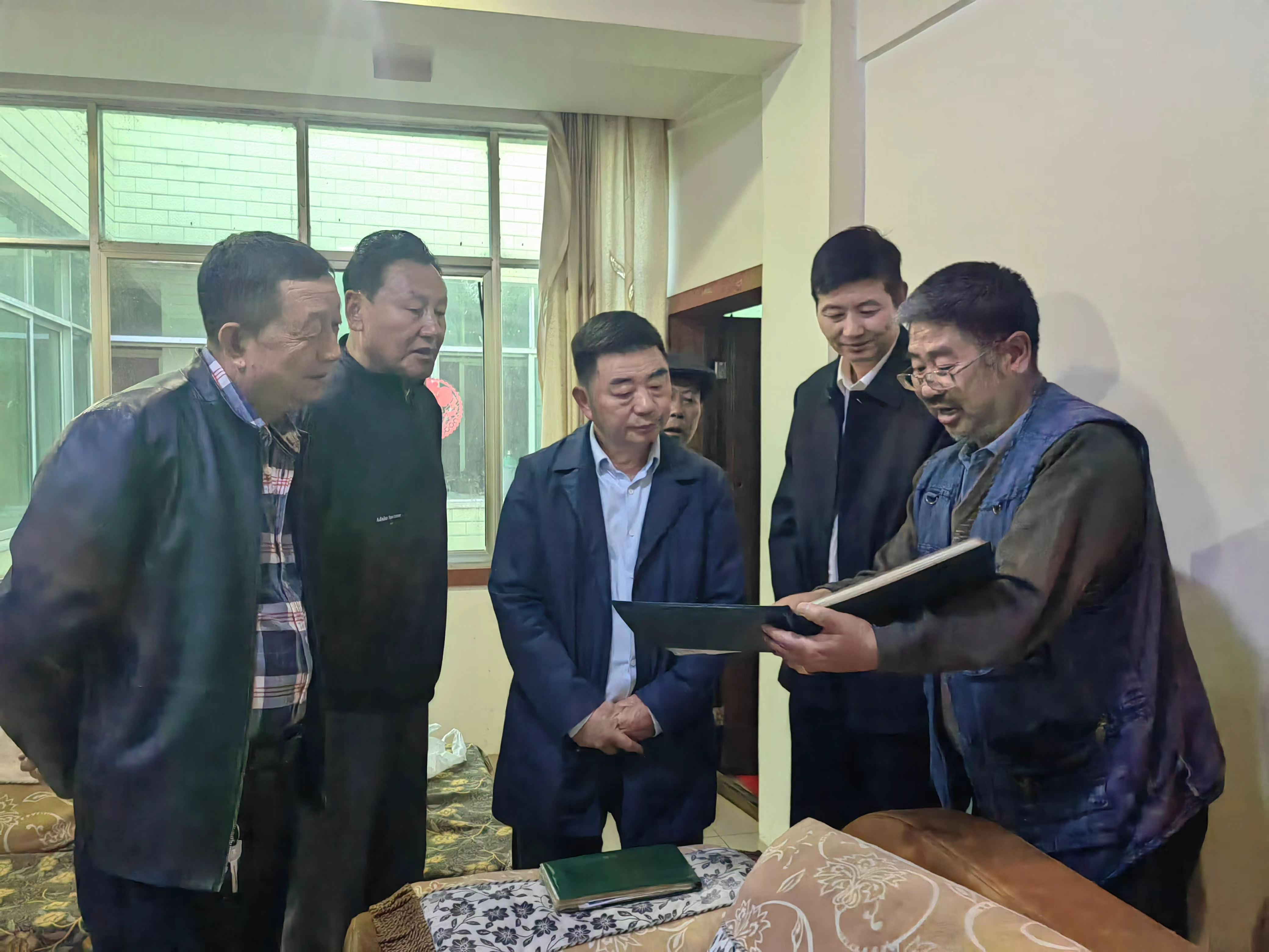 四川省凉山州盐源县关工委、县委老干部局入户走访县“五老”宣讲团优秀代表